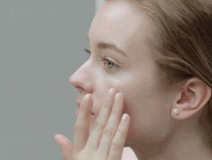 女生闭口痘痘怎么处理好得快,女生脸上有闭口痘痘怎么解决