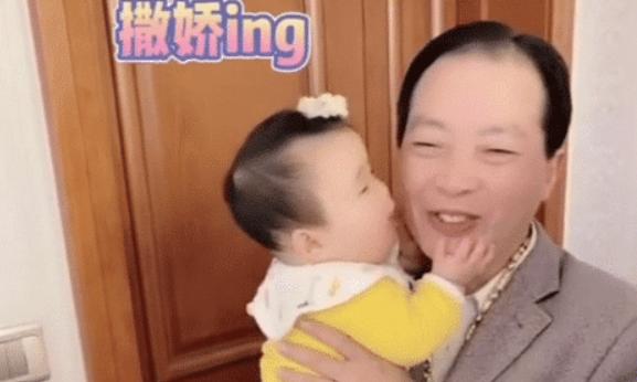 “大金链子爷爷”被三胞胎“抢劫”火了，一不小心生了三个小财迷