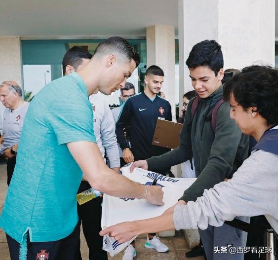 c罗对球迷的态度体现了他的素质,c罗的霸气打脸时刻