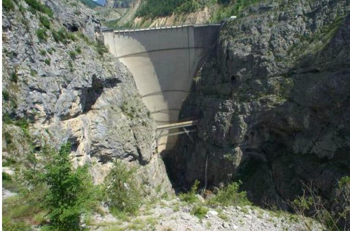 大自然的惩罚?昔日世界最高大坝建成,大山却垮了,洪水席卷村庄