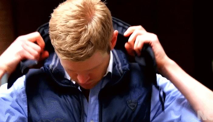 戴在脖子上的气囊,安全气囊弹出手会受伤吗