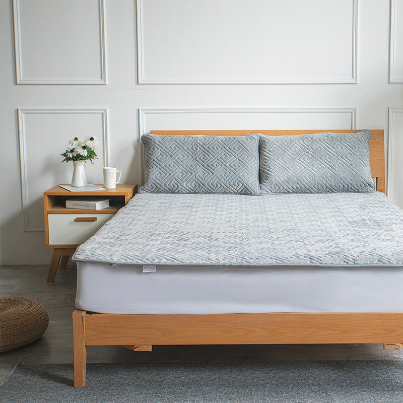 冬季盖蚕丝被保暖还是棉被保暖,羽绒被蚕丝被棉被哪种最暖