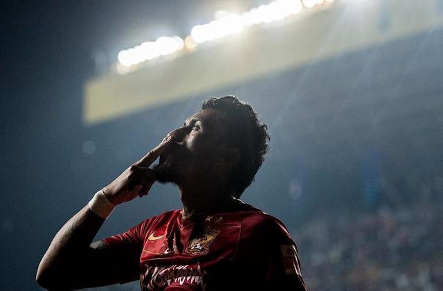 恒大巴西外援保利尼奥,保利尼奥晒中国香港夜景照片