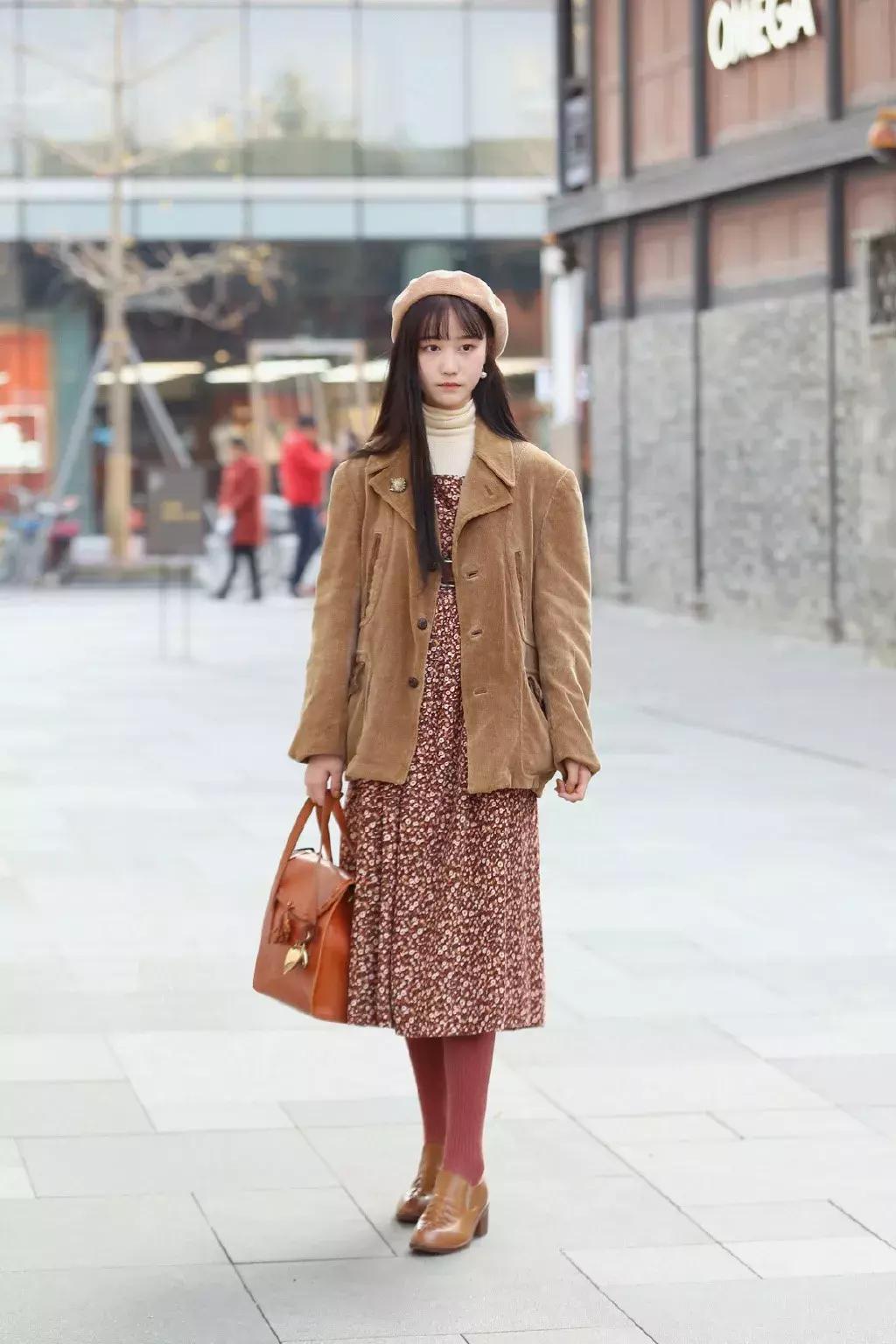 气质冬款裙子穿搭高级感,少女感十足的温柔风穿搭绿色毛衣