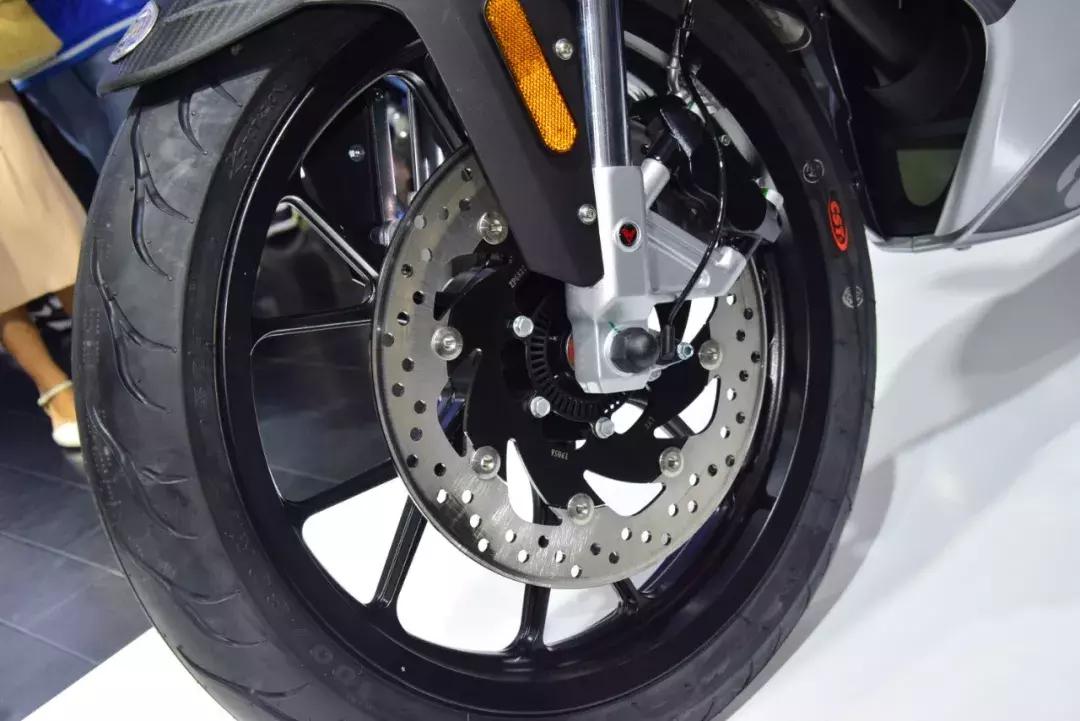 阿普利亚srmax250对比佛沙350,阿普利亚srmax250踏板使用感受