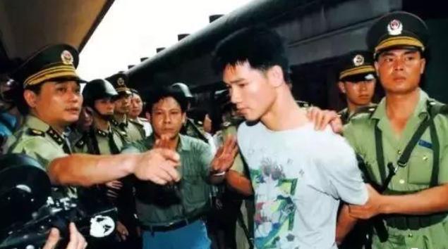 1995年澳门轮船被抢1000万，一个遗忘手机，警方揪出幕后黑“警”