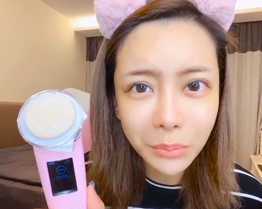 泫雅宣传品牌内衣，身材有致性感迷人，皮肤光滑透亮惹人爱