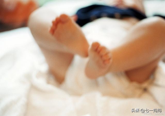 宝宝“爱踢被子”原因多，弄清缘由对症处理，让宝宝睡个安稳觉