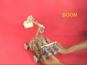 穷人的乐高什么样？印度大佬用垃圾做的玩具，火了