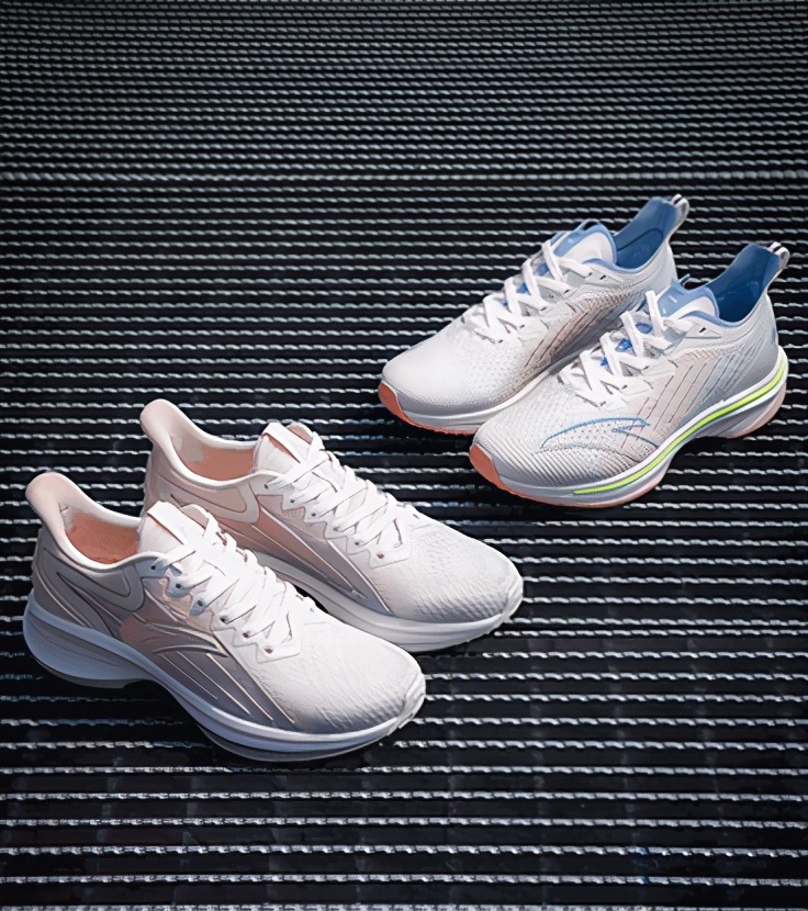 李宁超轻19和安踏跑鞋哪个好,公认脚感最好的10双国产跑鞋安踏