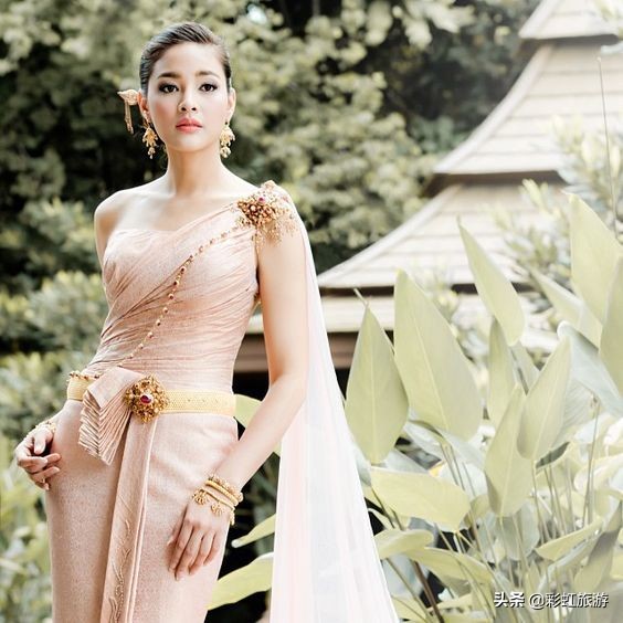 东南亚很多国家民族服装都很接近,而为何“泰服”如此深入人心