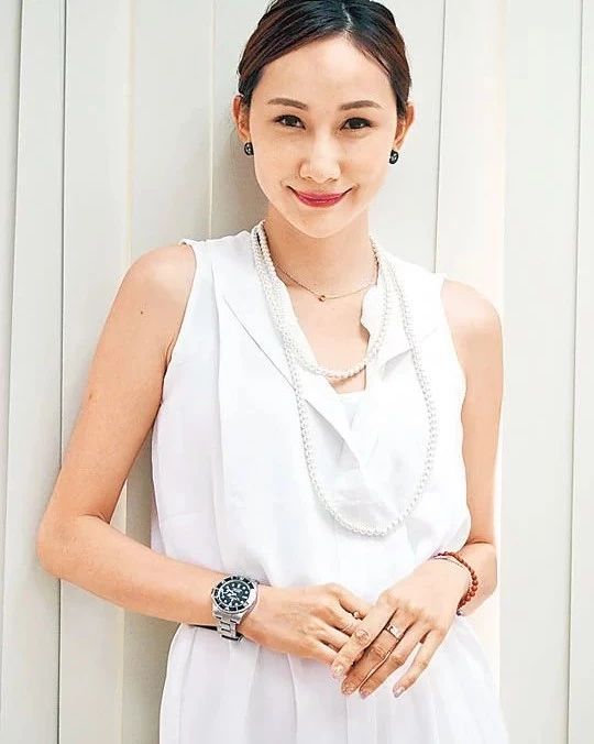 女子澡堂滑倒视频,女子浴室不小心滑倒