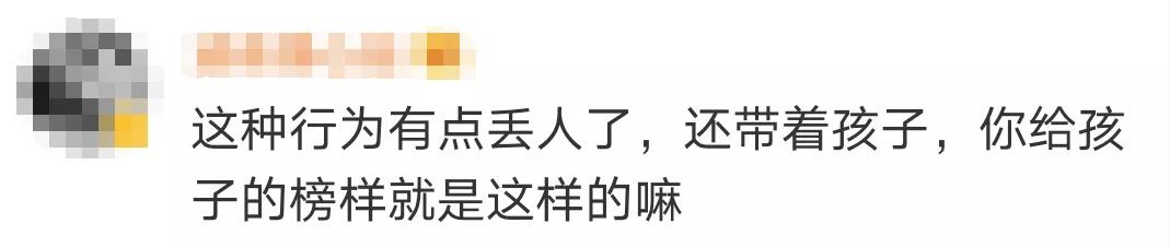 女子带孩子买鞋用计算器假装付款,女子带小孩买鞋后续