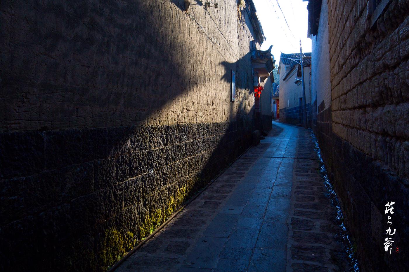 西董古村斜阳余晖下的悠然静寂