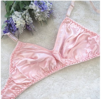 穿文胸的地方起疙瘩怎么办,穿文胸中间老是翘起怎么回事