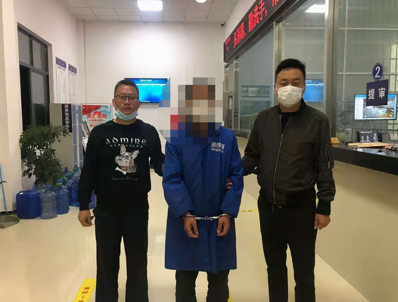 男子多次菜场偷菜被抓现行,小伙返乡创业老人偷菜被抓已报警