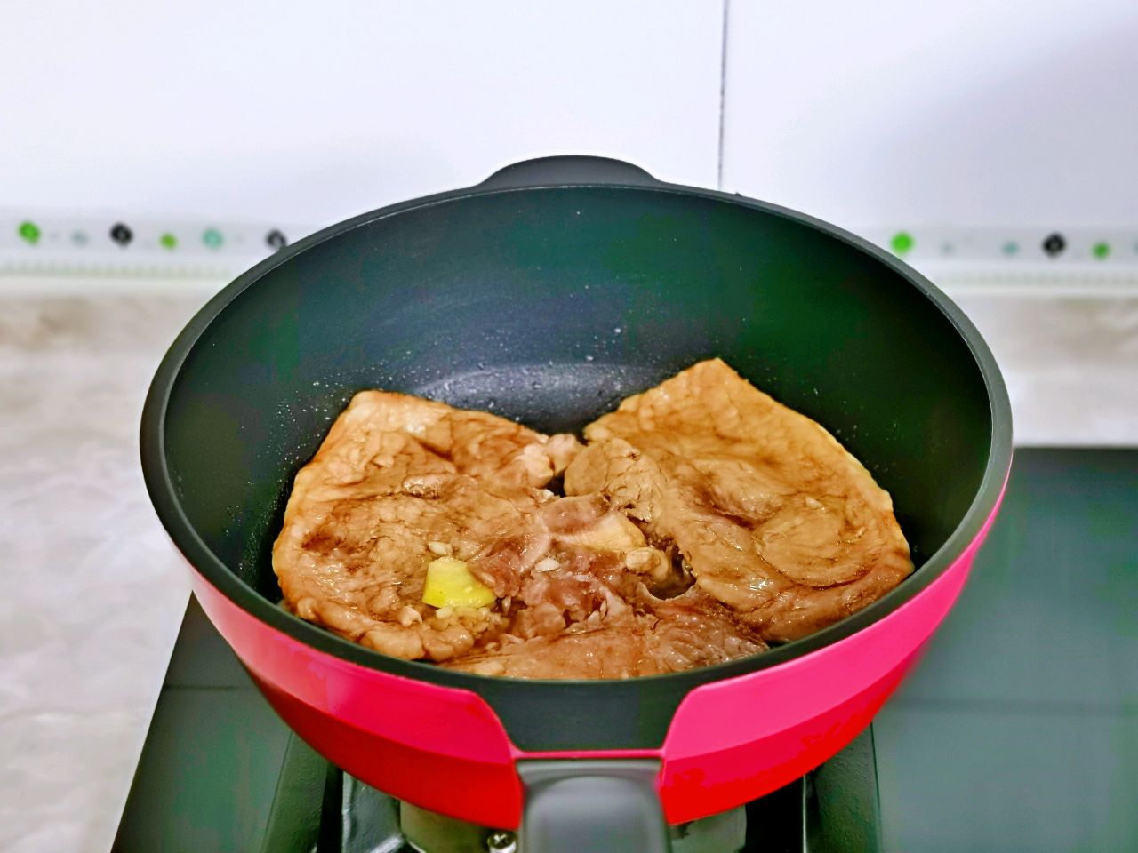 在家做正宗的上海秘制大排,肉香四溢,甜而不腻,好吃到停不下来