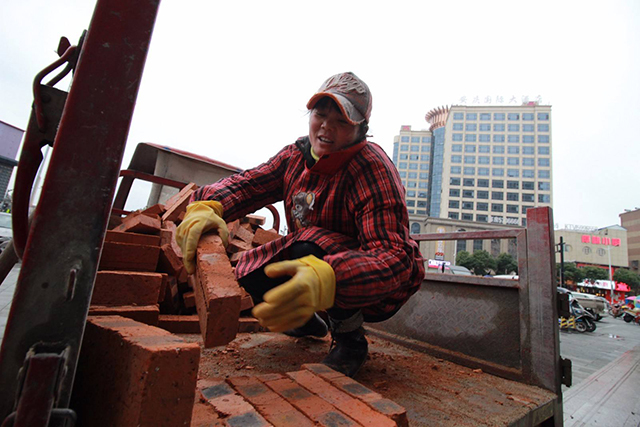 农村闲置房屋会被收回吗,农民进城了土地被村里收回合理吗