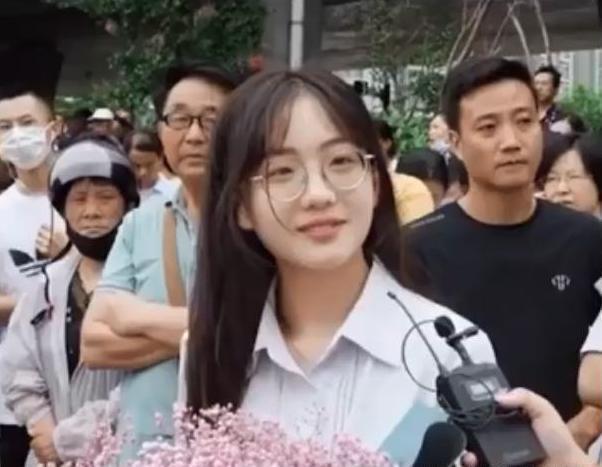 ​送花女孩后续，吸粉125万却变私密账号，这次键盘侠又赢了