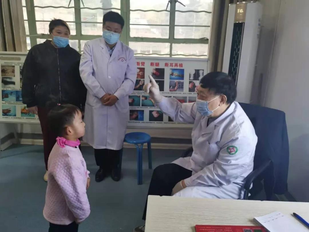 「爱心接力彰显媒体担当」5000万网友共同关注已有医院愿为小茜茜承担所有外科手术医治（图）