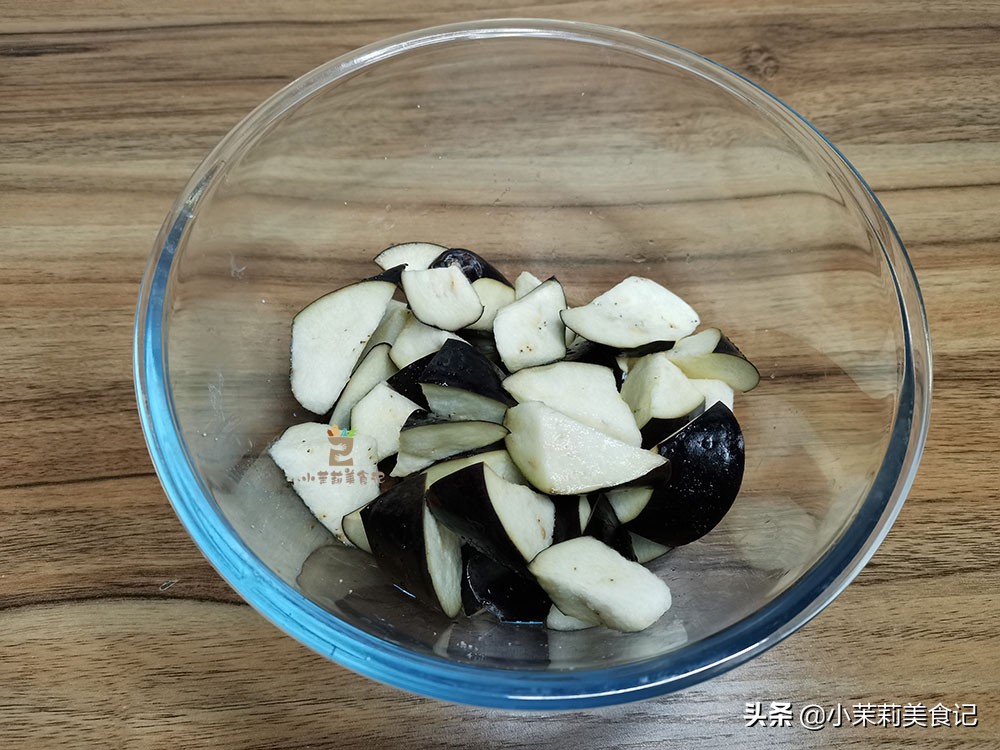 炒茄子不吸油诀窍,炒茄子费油只需小技巧