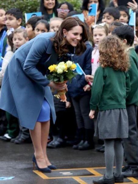 凯特王妃视频为医护打气，平价紫色裙子成焦点秒光，带货能力一流