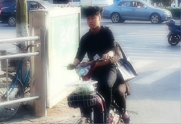 周星驰粤语长江七号,周星驰的长江七号电影解析