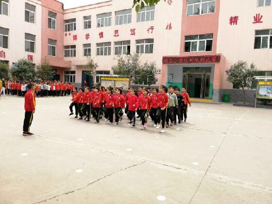 闃熷垪闃熷舰灞曢閲囨槀鎵悜涓婄唤鍏夎姃,灞曢潚鏄ユ椿鍔涗寒瀛﹀瓙椋庨噰