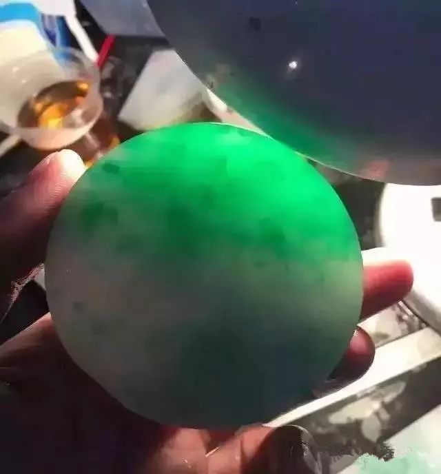 赌石切出一亿紫金石后众人傻眼,200块的赌石切出五彩翡翠