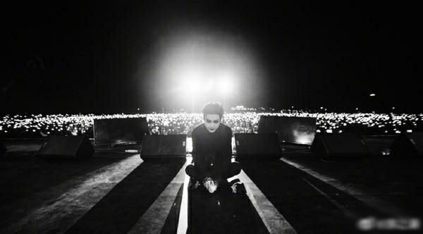 薛之谦演唱会披着黑布爬回去,薛之谦演出时掉下舞台澄清事件