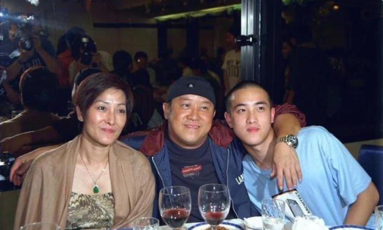 曾志伟妻子去世，引出一段港片江湖父子隐秘往事