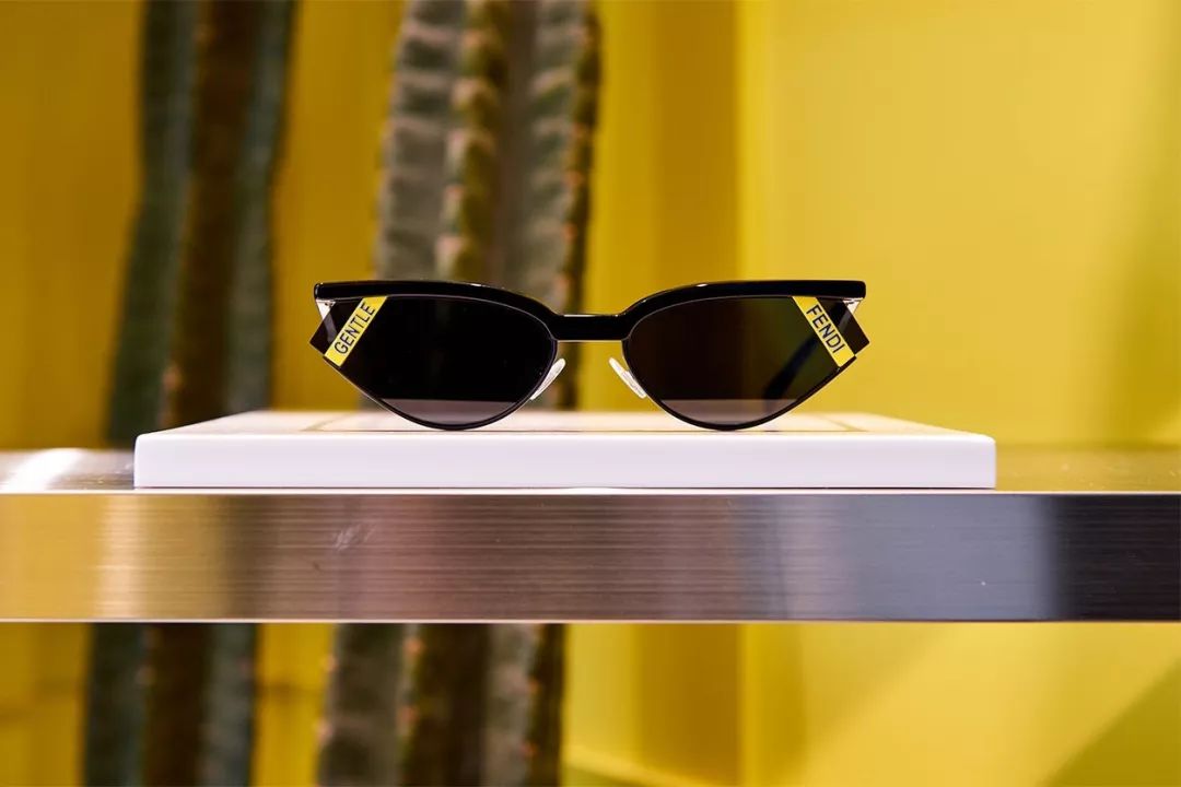 现在的00后都把FENDI当潮牌，连女朋友都要买腋下包