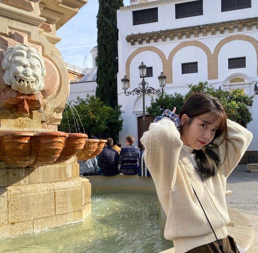 她是“韩国版”刘诗诗，今穿针织衫灯芯绒裙，27岁甜美似高中生