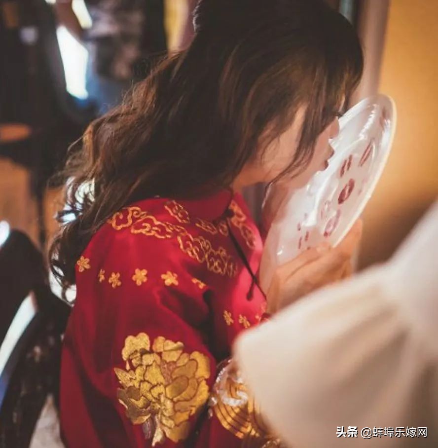 新郎接亲大姨堵门要红包完整视频,新郎接亲遇萌娃军团堵门讨红包