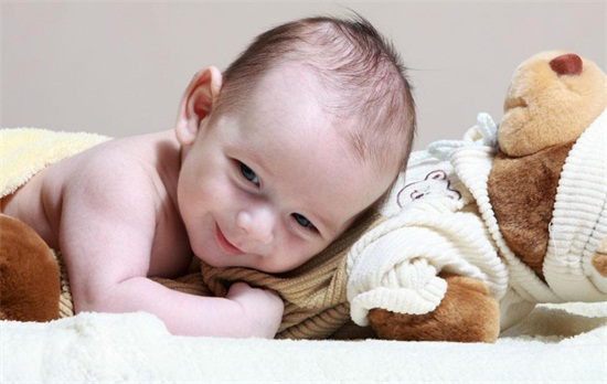 孩子摸*处私**、夹腿、蹭被子，这几个小细节千万别忽视