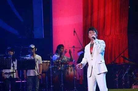 成名后抛弃两任妻子,成名后抛弃妻子迎娶白富美