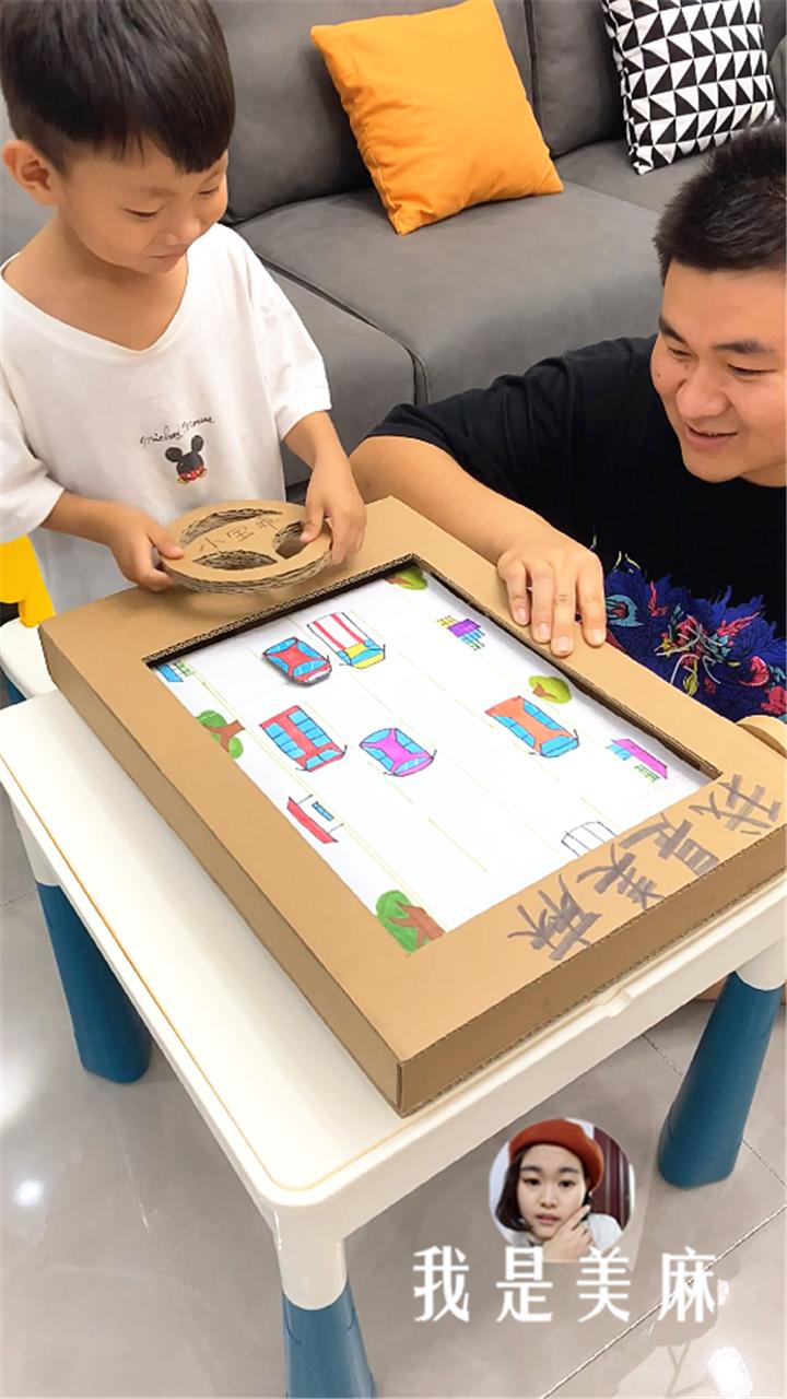 用快递盒做个小赛车玩具,爸爸用纸箱子做汽车