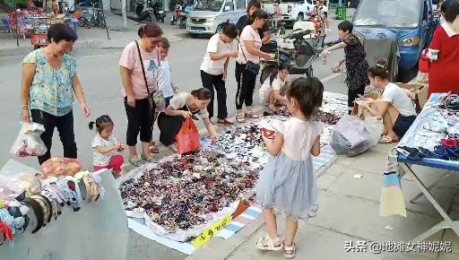 啥火我卖啥,杂货铺的摊位,为啥生意都不好?这1点很多人不知道