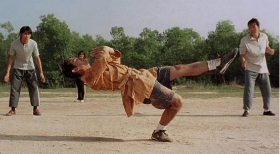 赵薇谈少林足球,周星驰赵薇踢球少林足球片段