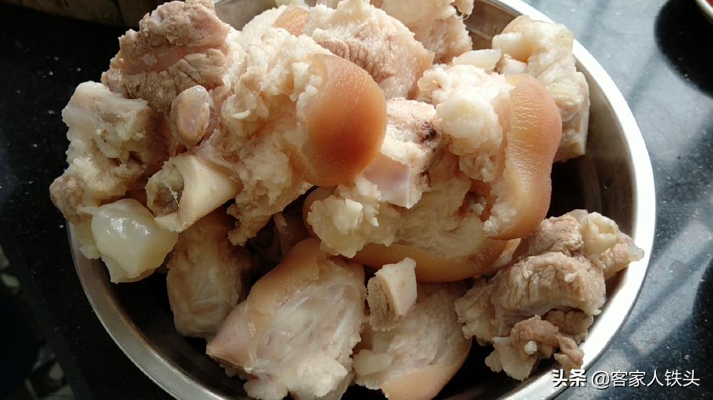 猪脚最好吃的做法教程,咸香猪脚的制作方法视频