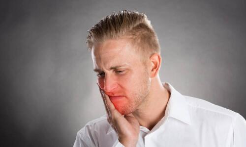 嘴角长泡是上火还是口腔溃疡,口腔内嘴唇起泡是什么原因