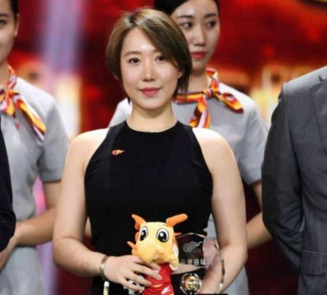 国足最美女老板，曾为球员开888万奖金，豪言会带领球队重返中超