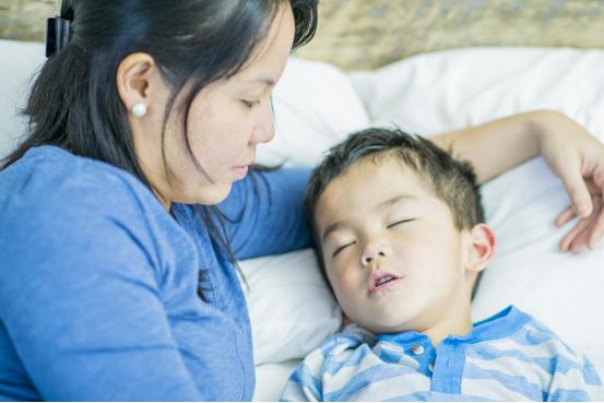 宝宝不睡也不哭需要哄吗,宝宝不睡非要哄睡吗