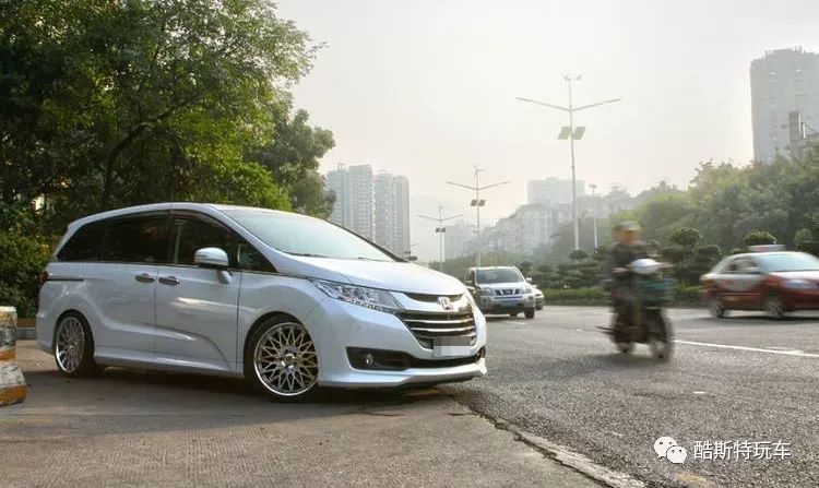 汽车被剐蹭上了漆怎么清洗干净,汽车剐蹭到别人的漆怎么去除