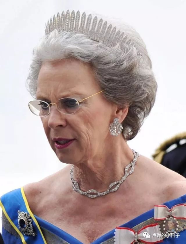 英国女王戴的超级超级珍贵的王冠,各国女王加冕皇冠图片