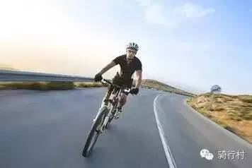 在长下坡路段控制车速最安全做法,下坡请注意小技巧