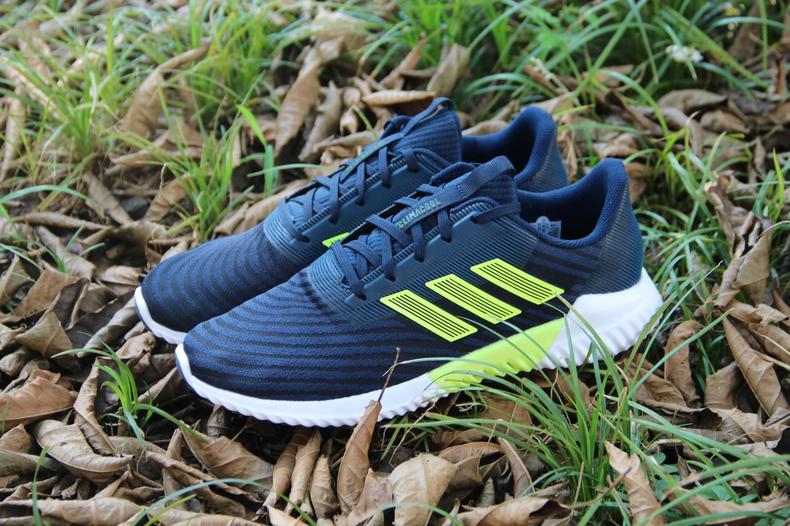 阿迪达斯清风系列跑鞋,夏季跑步阿迪套装