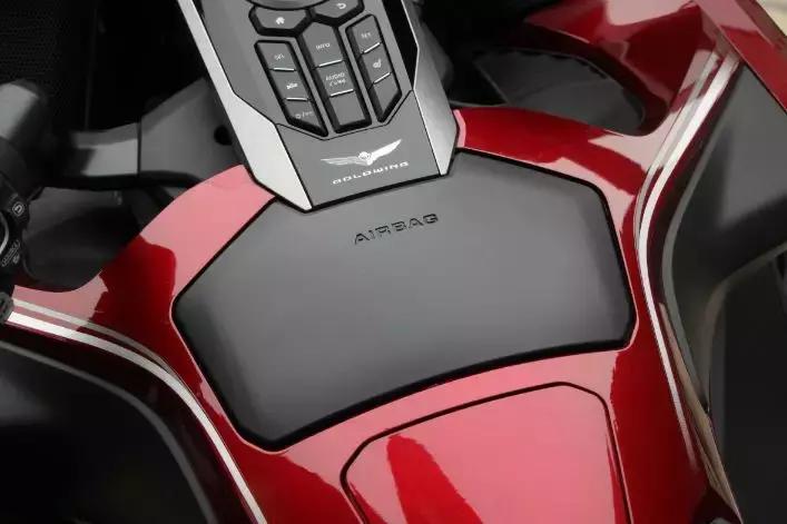 延续四十余载霸主,骑售价45.8万的本田金翼是怎样一个体验!