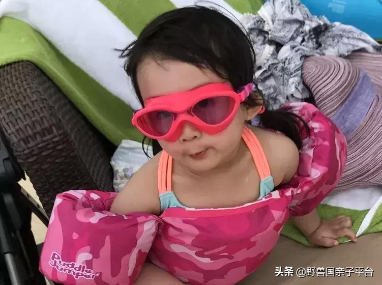 儿童玩水玩沙的正确方法,带小孩去沙滩游泳小技巧