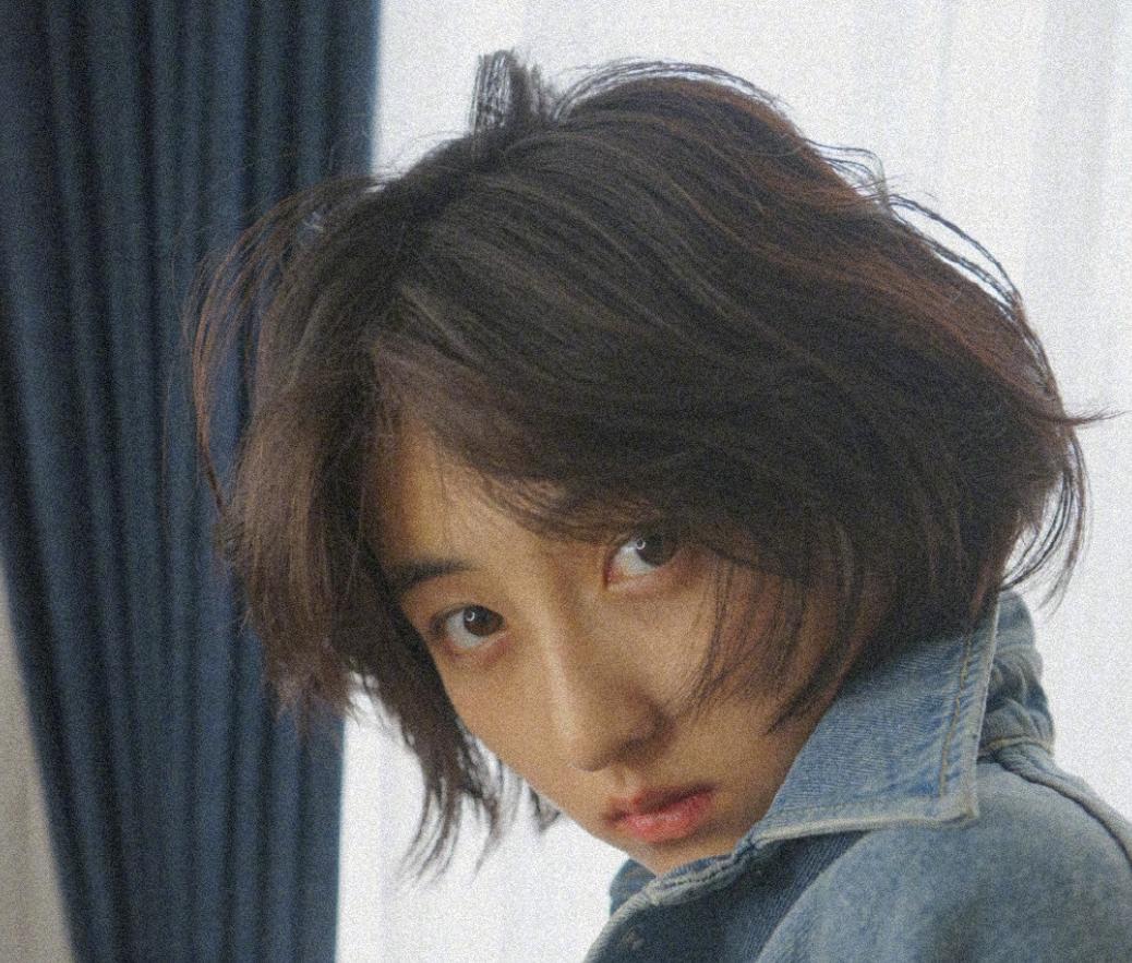 欧阳娜娜送张子枫礼物,张子枫欧阳娜娜弹吉他夏天的风